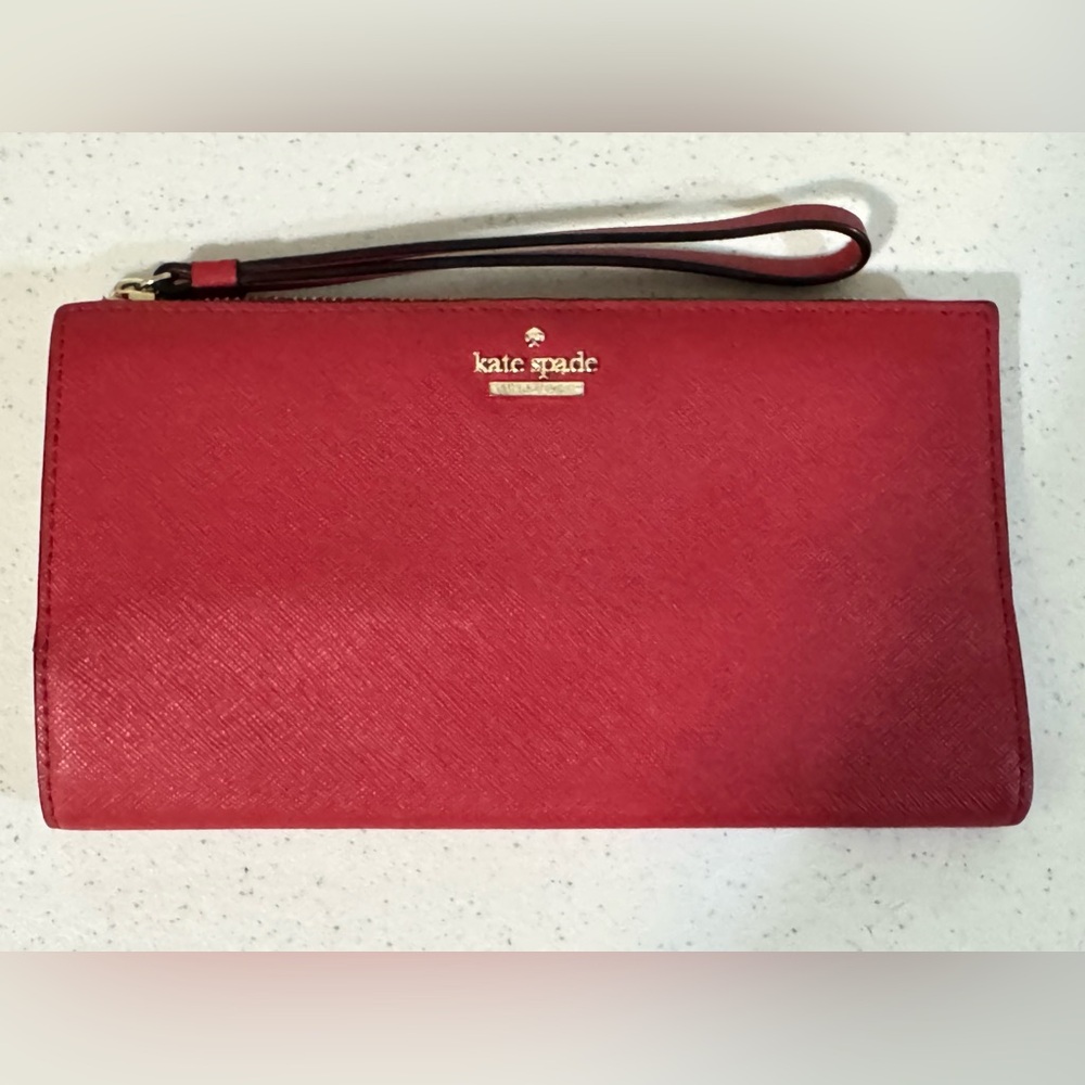 Kate Spade Vibrant Red Wristlet Clutch

Like new